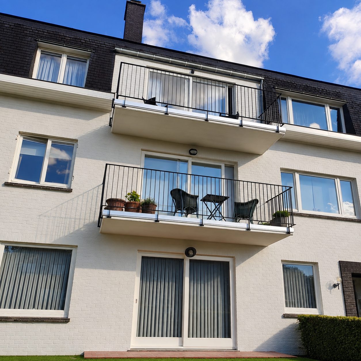 Balkons hersteld, waterdicht gemaakt en betegeld — Kortrijk — na de werken
