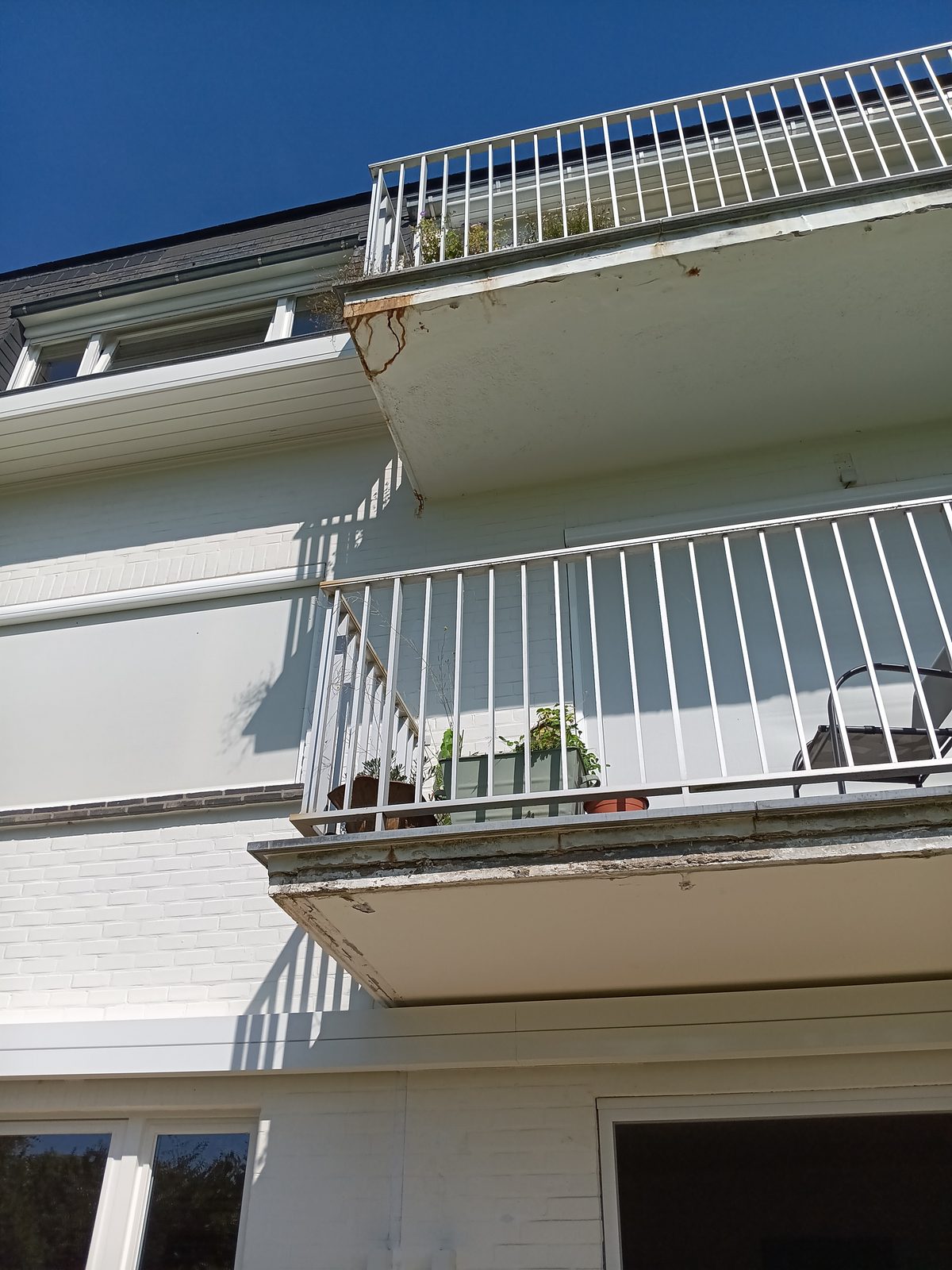 Balkons hersteld, waterdicht gemaakt en betegeld — Kortrijk — voor de werken