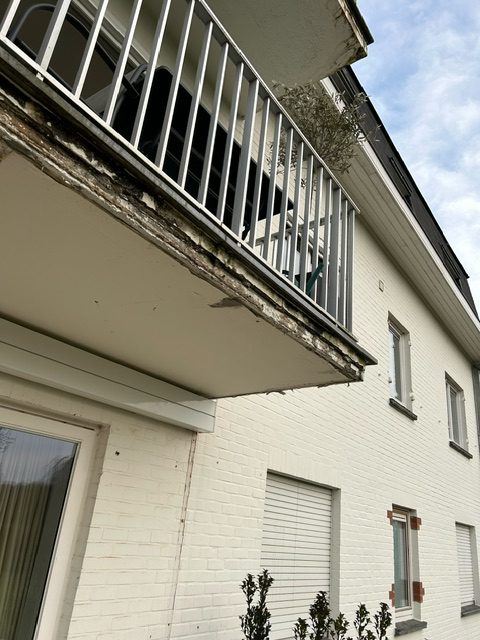 Balkons hersteld, waterdicht gemaakt en betegeld — Kortrijk — voor de werken