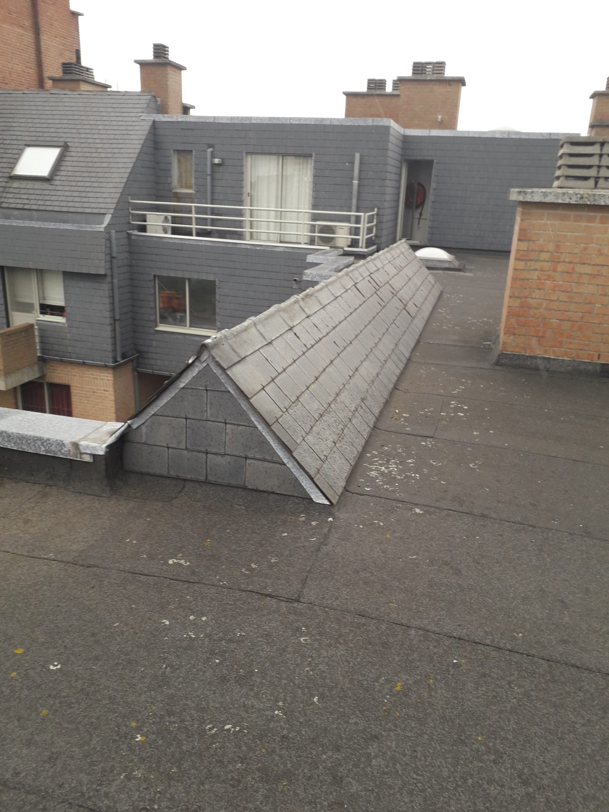 Daken en gevels geïsoleerd, bekleed met leien, EPDM op plat dak — voor de werken