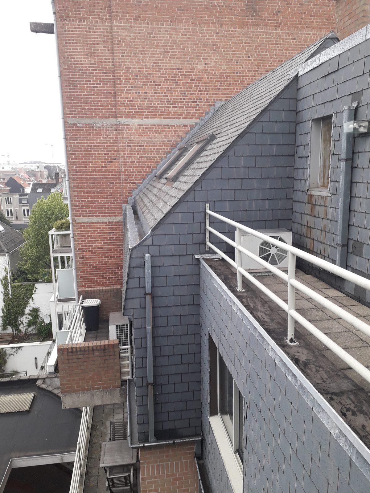 Daklek hersteld + gevolgschade — Kortrijk — voor de werken